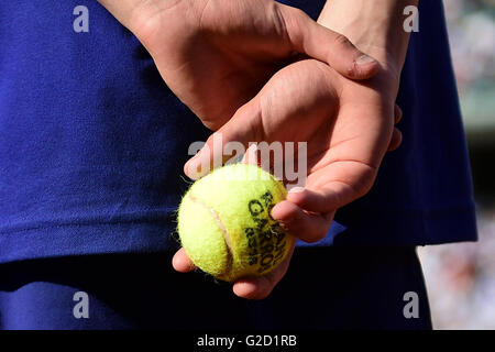 Stade Roland Garros, Paris, Frankreich. 27. Mai 2016. Roland Garros French Open Tennis Tag sechs. Balljunge Credit: Action Plus Sport/Alamy Live News Stockfoto