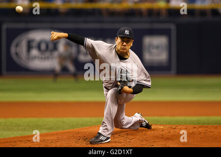 St. Petersburg, Florida, USA. 27. Mai 2016. WILL VRAGOVIC | Times.New York Yankees Start Krug Masahiro Tanaka (19) werfen im ersten Inning das Spiel zwischen den New York Yankees und die Tampa Bay Rays im Tropicana Field in St. Petersburg, Florida am Freitag, 27. Mai 2016. © Willen Vragovic/Tampa Bay Times / ZUMA Draht/Alamy Live News Stockfoto