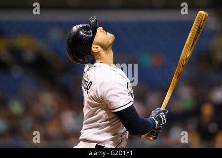 St. Petersburg, Florida, USA. 27. Mai 2016. WILL VRAGOVIC | Times.Tampa Bay Strahlen dritte Baseman Evan Longoria (3) öffnet sich das ersten Inning das Spiel zwischen den New York Yankees und die Tampa Bay Rays im Tropicana Field in St. Petersburg, Florida am Freitag, 27. Mai 2016 enden. © Willen Vragovic/Tampa Bay Times / ZUMA Draht/Alamy Live News Stockfoto