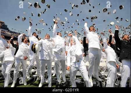 Annapolis, Maryland, USA. 27. Mai 2016. Neu Offiziere von der US Naval Academy Klasse 2016 werfen ihre Midshipmen Hüte in die Luft feiert Graduierung und Inbetriebnahme Zeremonie im Marine-Marine Corp Memorial Stadium 27. Mai 2016 in Annapolis, Maryland. Der U.S. Naval Academy beauftragt 788 Flaggen in der US Navy und 256 2. Leutnants in der US-Marine Corp. Credit: Planetpix/Alamy Live News Stockfoto