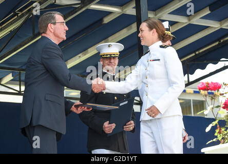 Annapolis, Maryland, USA. 27. Mai 2016. US-Verteidigungsminister Ash Carter gratuliert Absolventen weiblichen Midshipman an der U.S. Naval Academy-Teilung und Inbetriebnahme Zeremonie am Marine-Marine Corp Memorial Stadium 27. Mai 2016 in Annapolis, Maryland. Der U.S. Naval Academy beauftragt 788 Flaggen in der US Navy und 256 2. Leutnants in der US-Marine Corp. Credit: Planetpix/Alamy Live News Stockfoto