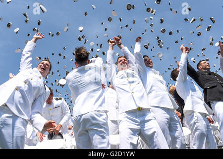 Annapolis, Maryland, USA. 27. Mai 2016. Neu Offiziere von der US Naval Academy Klasse 2016 werfen ihre Midshipmen Hüte in die Luft feiert Graduierung und Inbetriebnahme Zeremonie im Marine-Marine Corp Memorial Stadium 27. Mai 2016 in Annapolis, Maryland. Der U.S. Naval Academy beauftragt 788 Flaggen in der US Navy und 256 2. Leutnants in der US-Marine Corp. Credit: Planetpix/Alamy Live News Stockfoto