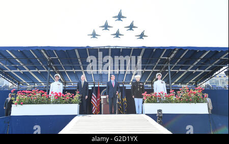 Annapolis, Maryland, USA. 27. Mai 2016. US-Verteidigungsminister Ash Carter Uhren eine Fliege von der Navy Blue Angels bei der United States Naval Academy Staffelung und Inbetriebnahme Zeremonie im Marine-Marine Corp Memorial Stadium 27. Mai 2016 in Annapolis, Maryland. Der U.S. Naval Academy beauftragt 788 Flaggen in der US Navy und 256 2. Leutnants in der US-Marine Corp. Credit: Planetpix/Alamy Live News Stockfoto