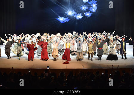 Peking, China. 27. Mai 2016. Cast-Mitglieder machen einen Vorhang während der vierten öffentlichen Aufführung der großen original Tanz Drama Tsangyang Gyatso an das National Centre For the Performing Arts in Peking, Hauptstadt von China, 27. Mai 2016. © Li Xin/Xinhua/Alamy Live-Nachrichten Stockfoto