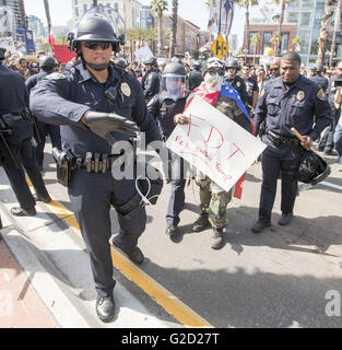 San Diego, Kalifornien, USA. 27. Mai 2016. Ein Demonstrant Trump ist zitiert und begleitet vom Bereich vor dem San Diego Convention Center am Freitag Nachmittag. ---Donald Trump warb in San Diego im San Diego Convention Center am Freitag Zeichnung mehrere tausend Fans und Demonstranten. San Diego Police Department bezeichnet zwei Freiheit der Rede Bereiche für Trump Unterstützer und Demonstranten. Die Rallye endete friedlich, obwohl als Trumpf Anhänger und Demonstranten auf der Straße vor dem Convention Center mehrere Kämpfe traf brach in Polizei bringen die Menge Afte zerstreuen Stockfoto