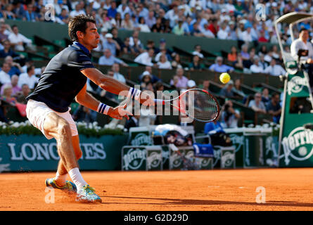 Paris, Frankreich. 27. Mai 2016. Jeremy Chardy Frankreichs kehrt den Ball in die Männer einzigen dritten Vorrundenspiel gegen Stan Wawrinka der Schweiz bei den French Open Tennis-Turnier in Roland Garros in Paris, Frankreich, 27. Mai 2016. Wawrinka gewann 3: 0. Bildnachweis: Ye Pingfan/Xinhua/Alamy Live-Nachrichten Stockfoto