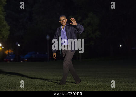 Washington, District Of Columbia, USA. 27. Mai 2016. US-Präsident Barack Obama kehrt in das Weiße Haus von seiner Reise nach Japan und Vietnam in Washington, DC, USA, 27. Mai 2016. Während in Japan, wurde Obama der erste amtierende Präsident, Hiroshima, zu besuchen, wo die USA die erste von zwei Atombomben nahe dem Ende des zweiten Weltkrieges im August fiel, 1945.Credit: Jim LoScalzo/Pool über CNP Credit: Jim Loscalzo/CNP/ZUMA Draht/Alamy Live News Stockfoto