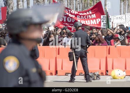 San Diego, Kalifornien, USA. 27. Mai 2016. San Diego Polizei bildete eine Scharmützel Linie zwischen Trump Unterstützer und Demonstranten vor dem San Diego Convention Center am Freitagnachmittag. ---Donald Trump warb in San Diego im San Diego Convention Center am Freitag Zeichnung mehrere tausend Fans und Demonstranten. San Diego Police Department bezeichnet zwei Freiheit der Rede Bereiche für Trump Unterstützer und Demonstranten. Die Rallye endete friedlich, obwohl als Trumpf Anhänger und Demonstranten auf der Straße vor dem Convention Center mehrere Kämpfe traf brach in Polizei bringen Stockfoto