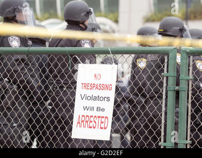 San Diego, Kalifornien, USA. 27. Mai 2016. San Diego Polizeioffiziere bilden eine Skirmish-Linie entlang der roten Trolly-Linie vor dem San Diego Convention Center am Freitag Nachmittag. ---Donald Trump warb in San Diego im San Diego Convention Center am Freitag Zeichnung mehrere tausend Fans und Demonstranten. San Diego Police Department bezeichnet zwei Freiheit der Rede Bereiche für Trump Unterstützer und Demonstranten. Die Rallye endete friedlich zwar als Trumpf Unterstützer und Demonstranten auf der Straße vor dem Convention Center, die, das mehrere Kämpfe brachen in Polizei bringen DIS, erfüllt Stockfoto