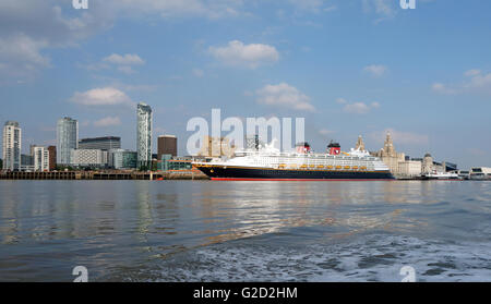 Liverpool, Vereinigtes Königreich. 27. Mai 2016. Das Disney Kreuzfahrtschiff "Disney Magic" machte seinen ersten Besuch in Liverpool am Freitag, 27. Mai 2016. Das Schiff hat 11 Decks und 875 Kabinen und 2.700 Passagiere befördern kann. Bildnachweis: Pak Hung Chan/Alamy Live-Nachrichten Stockfoto