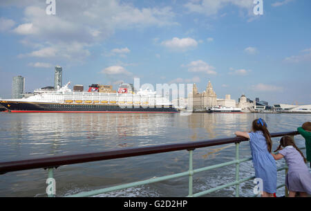 Liverpool, Vereinigtes Königreich. 27. Mai 2016. Das Disney Kreuzfahrtschiff "Disney Magic" machte seinen ersten Besuch in Liverpool am Freitag, 27. Mai 2016. Das Schiff hat 11 Decks und 875 Kabinen und 2.700 Passagiere befördern kann. Bildnachweis: Pak Hung Chan/Alamy Live-Nachrichten Stockfoto