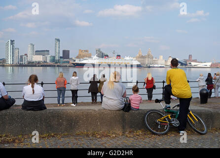 Liverpool, Vereinigtes Königreich. 27. Mai 2016. Das Disney Kreuzfahrtschiff "Disney Magic" machte seinen ersten Besuch in Liverpool am Freitag, 27. Mai 2016. Das Schiff hat 11 Decks und 875 Kabinen und 2.700 Passagiere befördern kann. Bildnachweis: Pak Hung Chan/Alamy Live-Nachrichten Stockfoto