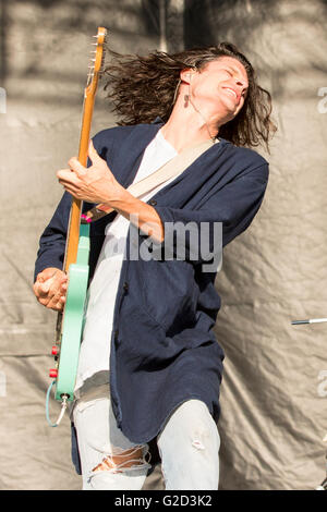 Napa, Kalifornien, USA. 27. Mai 2016. CHRISTIAN ZUCCONI des Grouplove tritt beim Festival der BottleRock Napa Valley in Napa Valley Expo in Napa, Kalifornien © Daniel DeSlover/ZUMA Draht/Alamy Live News Stockfoto