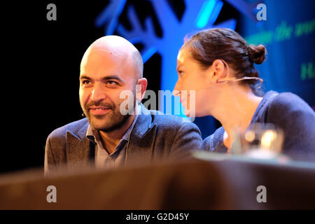 Heu-Festival - Samstag, 28. Mai 2016 - italienische investigativen Journalist und Autor Roberto Saviano spricht über seine Bücher über Korruption und das organisierte Verbrechen in Italien heute (Übersetzer neben ihm). Stockfoto