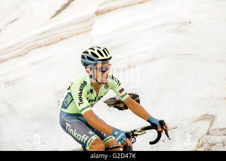 Colle dell'Agnello, Italien, Mai 27. 2016. Rafal Majka von Tinkoff in Aktion auf dem Colle dell'Agnello Berggipfel auf der Stufe 19 (Pinerolo, Risoul) beim Giro d ' Italia 2016 gesehen. Bildnachweis: Alberto Grasso/Alamy Live-Nachrichten Stockfoto