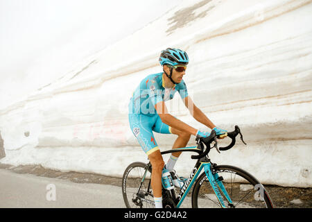 Colle dell'Agnello, Italien, Mai 27. 2016. Eros Capecchi von Astana in Aktion auf dem Colle dell'Agnello Berggipfel auf der Stufe 19 (Pinerolo, Risoul) beim Giro d ' Italia 2016 gesehen. Bildnachweis: Alberto Grasso/Alamy Live-Nachrichten Stockfoto