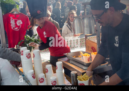 Sydney, Australien. 28. Mai 2016. Geschmack von Manly vereint australischen Produzenten von Wein und Essen für das jährliche Festival am Strand in Manly. Bildnachweis: model10/Alamy Live-Nachrichten Stockfoto