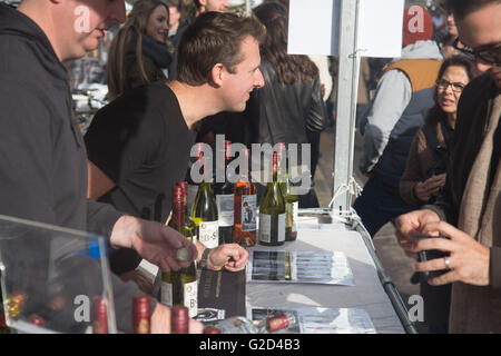 Sydney, Australien. 28. Mai 2016. Geschmack von Manly vereint australischen Produzenten von Wein und Essen für das jährliche Festival am Strand in Manly. Bildnachweis: model10/Alamy Live-Nachrichten Stockfoto