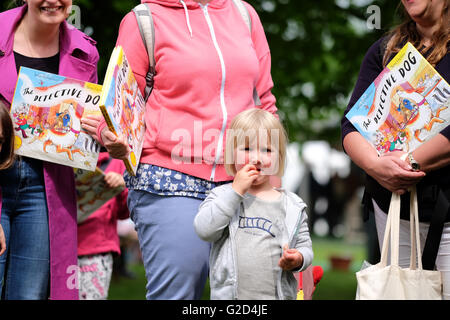 Hay-Festival - Samstag, 28. Mai 2016 - Familien in eine sehr lange Schlange Kinder Autorin Julia Donaldson für ihr Buch Autogrammstunde mit Kopien ihrer neuesten Geschichte der Detektiv Hund treffen warten. Stockfoto