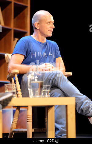 Hay Festival - Samstag, 28. Mai 2016 - Stanford akademischer und ehemaliger politischer Berater Steve Hilton spricht über eine verantwortlich und menschliche Gesellschaft und seinem Buch mehr menschliche. Fotografieren Sie Steven Mai / Alamy Live News Stockfoto