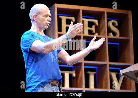 Hay Festival - Samstag, 28. Mai 2016 - Stanford akademischer und ehemaliger politischer Berater Steve Hilton spricht über eine verantwortlich und menschliche Gesellschaft und seinem Buch mehr menschliche. Fotografieren Sie Steven Mai / Alamy Live News Stockfoto