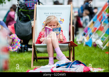 Heu auf Wye, Wales, UK Samstag 28 Mai 2016 Bild: ein junges Mädchen genießt die Sonne bei Heu Re: die 2016 Hay Festival statt bei Hay on Wye, Powys, Wales Credit: D Legakis/Alamy Live News Stockfoto