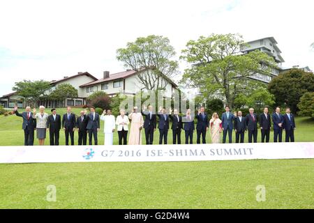 Shima, Japan. 27. Mai 2016. Weltweit führenden Welle während einer erweiterten Gruppenfoto auf dem G7-Gipfel auf dem Hotelgelände Shima Kano 27. Mai 2016 in Shima, Japan. Generalsekretär der OECD Angel Gurria, Präsident des IWF Christine Lagarde, Laos Premierminister Thongloun Sisoulith, Präsident des Europäischen Rates Donald Tusk, Papua-Neu-Guinea Peter O'Neill, Italiens Premier Matteo Renzi, Sri-lankischen Präsidenten Maithripala Sirisena, Bundeskanzlerin Angela Merkel, Tschads Präsident Idriss Deby Itono, U. Credit: Planetpix/Alamy Live-Nachrichten Stockfoto