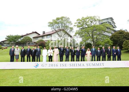 Shima, Japan. 27. Mai 2016. Weltweit führenden Welle während einer erweiterten Gruppenfoto auf dem G7-Gipfel auf dem Hotelgelände Shima Kano 27. Mai 2016 in Shima, Japan. Generalsekretär der OECD Angel Gurria, Präsident des IWF Christine Lagarde, Laos Premierminister Thongloun Sisoulith, Präsident des Europäischen Rates Donald Tusk, Papua-Neu-Guinea Peter O'Neill, Italiens Premier Matteo Renzi, Sri-lankischen Präsidenten Maithripala Sirisena, Bundeskanzlerin Angela Merkel, Tschads Präsident Idriss Deby Itono, U. Credit: Planetpix/Alamy Live-Nachrichten Stockfoto