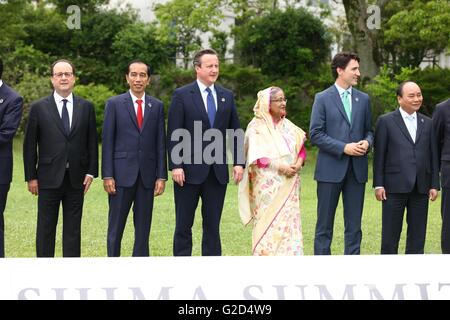 Shima, Japan. 27. Mai 2016. Weltweit führend bei einem erweiterten Gruppenfoto auf dem G7-Gipfel auf dem Hotelgelände Shima Kano 27. Mai 2016 in Shima, Japan. Von links nach rechts: französische Präsident Francois Hollande indonesischen Präsidenten Joko Widodo, britische Premierminister David Cameron, Bangladesch Premierminister Sheikh Hasina Wazed, kanadische Premierminister Justin Trudeau und Vietnam Präsident Truong Tan Sang. Bildnachweis: Planetpix/Alamy Live-Nachrichten Stockfoto