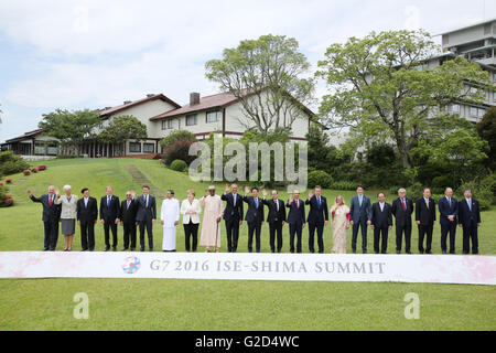 Shima, Japan. 27. Mai 2016. Weltweit führenden Welle während einer erweiterten Gruppenfoto auf dem G7-Gipfel auf dem Hotelgelände Shima Kano 27. Mai 2016 in Shima, Japan. Generalsekretär der OECD Angel Gurria, Präsident des IWF Christine Lagarde, Laos Premierminister Thongloun Sisoulith, Präsident des Europäischen Rates Donald Tusk, Papua-Neu-Guinea Peter O'Neill, Italiens Premier Matteo Renzi, Sri-lankischen Präsidenten Maithripala Sirisena, Bundeskanzlerin Angela Merkel, Tschads Präsident Idriss Deby Itono, U. Credit: Planetpix/Alamy Live-Nachrichten Stockfoto