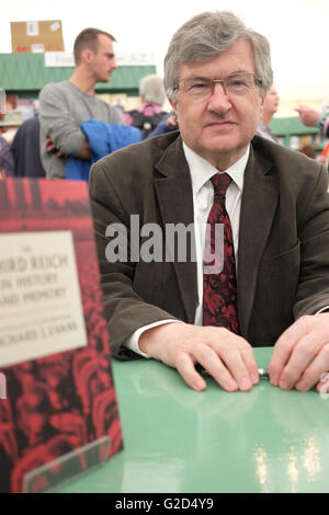 Heu-Festival - Samstag, 28. Mai 2016 - Autor und Historiker Richard Evans in der Festival-Buchhandlung mit einer Kopie seines neuen Buches, das Dritte Reich in Geschichte und Gedächtnis. Stockfoto