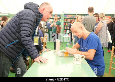 Hay Festival - Samstag, 28. Mai 2016 - Steve Hilton unterschreibt eine Kopie seines Buches menschlicher im Festival Buchladen. Stockfoto