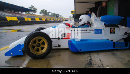 Sydney, Australien 28. Mai 2016: Tag1 des neuen South Wales Motor Race Meisterschaft Runde 3 kennzeichnete eine breite Vielzahl des Rennsports einschließlich Produktion auf Tournee, Formel Ford, Formel Vee, Formel-Rennwagen, Produktion Sport, verbesserte Produktion, Rennserien, HQ Fernlichtschalter und die Sport-Limousinen. Bildnachweis: Mjmediabox Alamy Live News Stockfoto