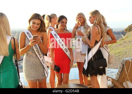 Henderson, NV, USA. 27. Mai 2016. Verpassen Sie, Pennsylvania USA, Elena LaQuatra, Miss Alaska USA, Ariane Audett, Miss Minnesota USA, Bridget Jacobs, Miss Arizona USA, Chelsea Myers bei einem öffentlichen Auftritt für Miss USA 2016 Welcome Reception, Waters Edge Show Home, Henderson, NV 27. Mai 2016. Bildnachweis: James Atoa/Everett Collection/Alamy Live-Nachrichten Stockfoto