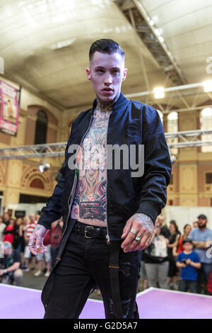 London, UK 28. Mai 2016. Der Great British Tattoo Show im Alexandra Palace, London, UK. Die Show bietet mehr als 320 Tätowierer sowie alternative Fashion-Shows und Handlungen zu inszenieren.  Modell-Ryan, bei der Vintage Alternative Fashion Show. Copyright Carol Moir/Alamy Live-Nachrichten. Stockfoto