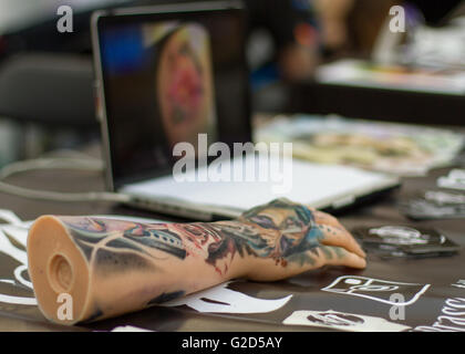 London, UK 28. Mai 2016. Der Great British Tattoo Show im Alexandra Palace, London, UK. Die Show bietet mehr als 320 Tätowierer sowie alternative Fashion-Shows und Handlungen zu inszenieren.  Copyright Carol Moir/Alamy Live-Nachrichten. Stockfoto