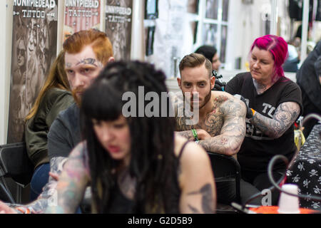 London, UK 28. Mai 2016. Der Great British Tattoo Show im Alexandra Palace, London, UK. Die Show bietet mehr als 320 Tätowierer sowie alternative Fashion-Shows und Handlungen zu inszenieren.  Copyright Carol Moir/Alamy Live-Nachrichten. Stockfoto