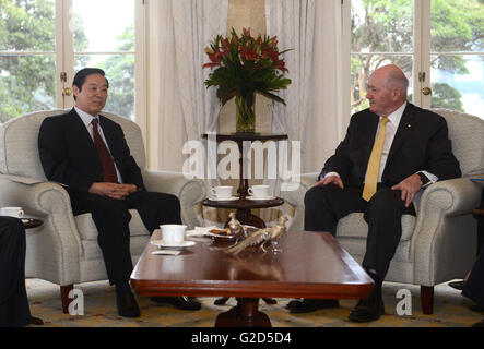 Sydney, Australien. 28. Mai 2016. Liu Qibao (L), Leiter der Abteilung Öffentlichkeitsarbeit des Zentralkomitees der kommunistischen Partei von China (CPC), trifft sich mit australischen Governor General Peter Cosgrove in Sydney, Australien, 28. Mai 2016. Liu ist zu einem zweitägigen Besuch nach Australien ab Freitag. © Qin Qing/Xinhua/Alamy Live-Nachrichten Stockfoto