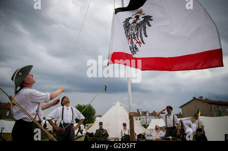 Verdun, Frankreich. 28. Mai 2016. Männer in Uniformen aus dem ersten Weltkrieg eine historische Flagge in Verdun, Frankreich, 28. Mai 2016 zu erhöhen. Die Gedenkfeier zum 100. Jahrestag der Schlacht zwischen deutschen und französischen Truppen, bei denen mehr als 300.000 Soldaten auf beiden Seiten im Laufe von 300 Tagen im Jahr 1916 getötet wurden stattfinden hier am 29. Mai 2016. Standort im Nordosten Frankreichs wurde somit zur Verkörperung der statischen brutale Schlachten des ersten Weltkrieges. Foto: KAY NIETFELD/Dpa/Alamy Live News Stockfoto