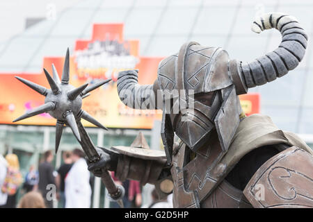 London, UK. 28. Mai 2016. Cosplayer versammeln, um an die MCM-Comic-Con im Excel Exhibition Centre teilnehmen. Die Veranstaltung endet am Sonntag, 29. Bildnachweis: Nick Savage/Alamy Live-Nachrichten. Stockfoto