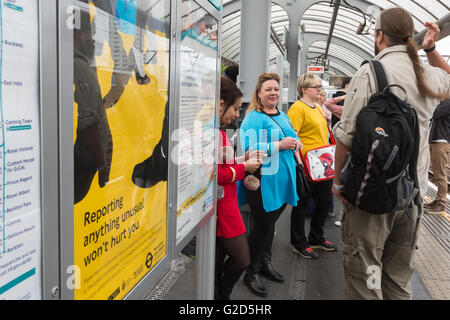 London, UK. 28. Mai 2016. Star Trek-Fans (Trekkies) nehmen Sie die DLR nach Excel Exhibition Centre. Cosplayer versammeln, um an die MCM-Comic-Con in London teilnehmen. Die Veranstaltung endet am Sonntag, 29. Bildnachweis: Nick Savage/Alamy Live-Nachrichten. Stockfoto