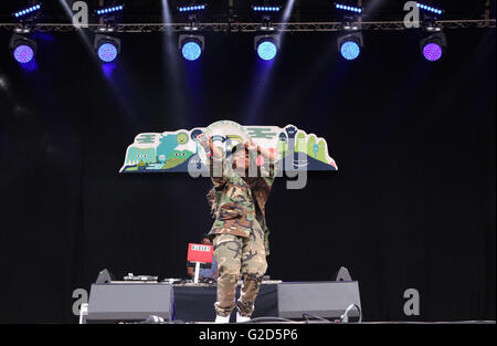 Southampton, Hampshire, UK. 28. Mai 2016. Gemeine Volk: Melesha O'Garro besser bekannt unter ihrem Künstlernamen Lady Leshurr, ist ein Rapper, Sänger und Produzent aus Birmingham, England. Sie ist bekannt für seine Königin Rede Serie des Freestyles, das, die dritte im Jahr 2015 virale ging. zeigt die Menge von 10.000 Menschen an dieser Jahre gemeine Volk Credit: Uknip/Alamy Live-Nachrichten Stockfoto