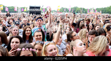 Southampton, Hampshire, UK. 28. Mai 2016. Gemeine Volk: Melesha O'Garro besser bekannt unter ihrem Künstlernamen Lady Leshurr, ist ein Rapper, Sänger und Produzent aus Birmingham, England. Sie ist bekannt für seine Königin Rede Serie des Freestyles, das, die dritte im Jahr 2015 virale ging. zeigt die Menge von 10.000 Menschen an dieser Jahre gemeine Volk Credit: Uknip/Alamy Live-Nachrichten Stockfoto
