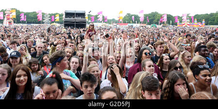 Southampton, Hampshire, UK. 28. Mai 2016. Gemeine Volk: Melesha O'Garro besser bekannt unter ihrem Künstlernamen Lady Leshurr, ist ein Rapper, Sänger und Produzent aus Birmingham, England. Sie ist bekannt für seine Königin Rede Serie des Freestyles, das, die dritte im Jahr 2015 virale ging. zeigt die Menge von 10.000 Menschen an dieser Jahre gemeine Volk Credit: Uknip/Alamy Live-Nachrichten Stockfoto