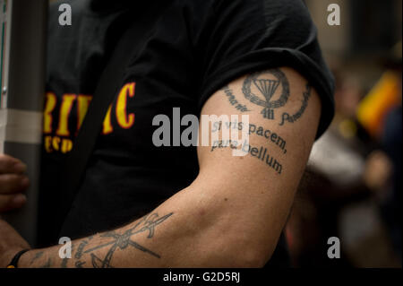 28. Mai 2016 - Barcelona, Katalonien, Spanien - ein veteran Armee Mitglied La Legion mit einem tätowierten Arm (in lateinischer Sprache "Si Vis Pacem, Para Bellum" heißt "Wenn du Frieden willst, bereiten den Krieg") in Barcelona. Erfahrene Mitglieder der La Legion (eine Eliteeinheit der spanischen Armee) haben aus verschiedenen Orten in Spanien von Barcelona Straßen schreien Proklamationen für die Einheit der spanischen und katalanischen Separatisten marschierten. Während des Marsches riefen sie auch zahlreichen Proklamationen gegen den Bürgermeister von Barcelona (Ada Colau) und gegen den Präsidenten von Katalonien (Credit-Bild: © Jordi Boixareu Stockfoto
