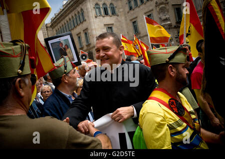 Barcelona, Spanien. 28. Mai 2016. 28. Mai 2016 - Barcelona, Katalonien, Spanien. Ein Priester ist gesehen Farbeier Veteranen der spanischen Armee in Barcelona. Erfahrene Mitglieder der La Legion (eine Eliteeinheit der spanischen Armee) haben aus verschiedenen Orten in Spanien von Barcelona Straßen schreien Proklamationen für die Einheit der spanischen und katalanischen Separatisten marschierten. Während des Marsches riefen sie auch zahlreichen Proklamationen gegen den Bürgermeister von Barcelona (Ada Colau) und gegen den Präsidenten der Katalonien-Credit: Jordi Boixareu/Alamy Live News Stockfoto