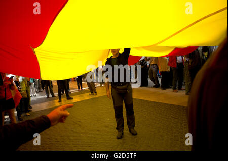 Barcelona, Spanien. 28. Mai 2016. Eine Person ist unter einer riesigen spanischen Flagge während eines Marsches von Veteranen der spanischen Armee in Barcelona. Erfahrene Mitglieder der La Legion (eine Eliteeinheit der spanischen Armee) haben aus verschiedenen Orten in Spanien von Barcelona Straßen schreien Proklamationen für die Einheit der spanischen und katalanischen Separatisten marschierten. Während des Marsches riefen sie auch zahlreichen Proklamationen gegen den Bürgermeister von Barcelona (Ada Colau) und gegen den Präsidenten der Katalonien-Credit: Jordi Boixareu/Alamy Live News Stockfoto