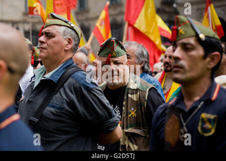 Barcelona, Spanien. 28. Mai 2016. 28. Mai 2016 - Barcelona, Katalonien, Spanien. Veteran Armee Memebers La Legion sind in Barcelona Straßen zu sehen. Erfahrene Mitglieder des La Legion, eine Eliteeinheit der spanischen Armee, kommen aus verschiedenen Orten in Spanien sind durch Barcelona Straßen schreien Proklamationen für die Einheit der spanischen und katalanischen Separatisten marschiert. Während des Marsches riefen sie auch zahlreichen Proklamationen gegen den Bürgermeister von Barcelona (Ada Colau) und gegen den Präsidenten der Katalonien-Credit: Jordi Boixareu/Alamy Live News Stockfoto