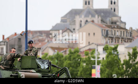 Verdun, Frankreich. 28. Mai 2016. Französische Soldaten werden auf einen Panzer in Verdun, Frankreich, 28. Mai 2016 sehen. Das französische Militär zeigt Waffen und Fahrzeuge hier. Die Gedenkfeier zum 100. Jahrestag der Schlacht zwischen deutschen und französischen Truppen, bei denen mehr als 300.000 Soldaten auf beiden Seiten im Laufe von 300 Tagen im Jahr 1916 getötet wurden stattfinden hier am 29. Mai 2016. Standort im Nordosten Frankreichs wurde somit zur Verkörperung der statischen brutale Schlachten des ersten Weltkrieges. Foto: KAY NIETFELD/Dpa/Alamy Live News Stockfoto