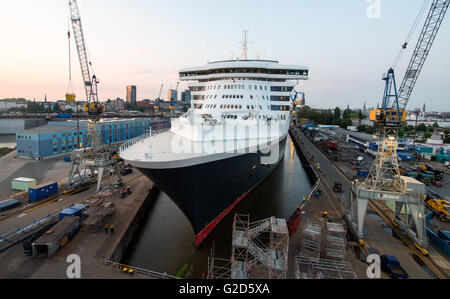 Hamburg, Deutschland. 27. Mai 2016. Das Kreuzfahrtschiff "Queen Mary 2" Docks auf der Werft Blohm Voss in Hamburg, Deutschland, 27. Mai 2016. Modernisierung und Reparaturarbeiten in der Werft beginnt und dauert bis 17. Juni 2016. Foto: DANIEL BOCKWOLDT/Dpa/Alamy Live News Stockfoto